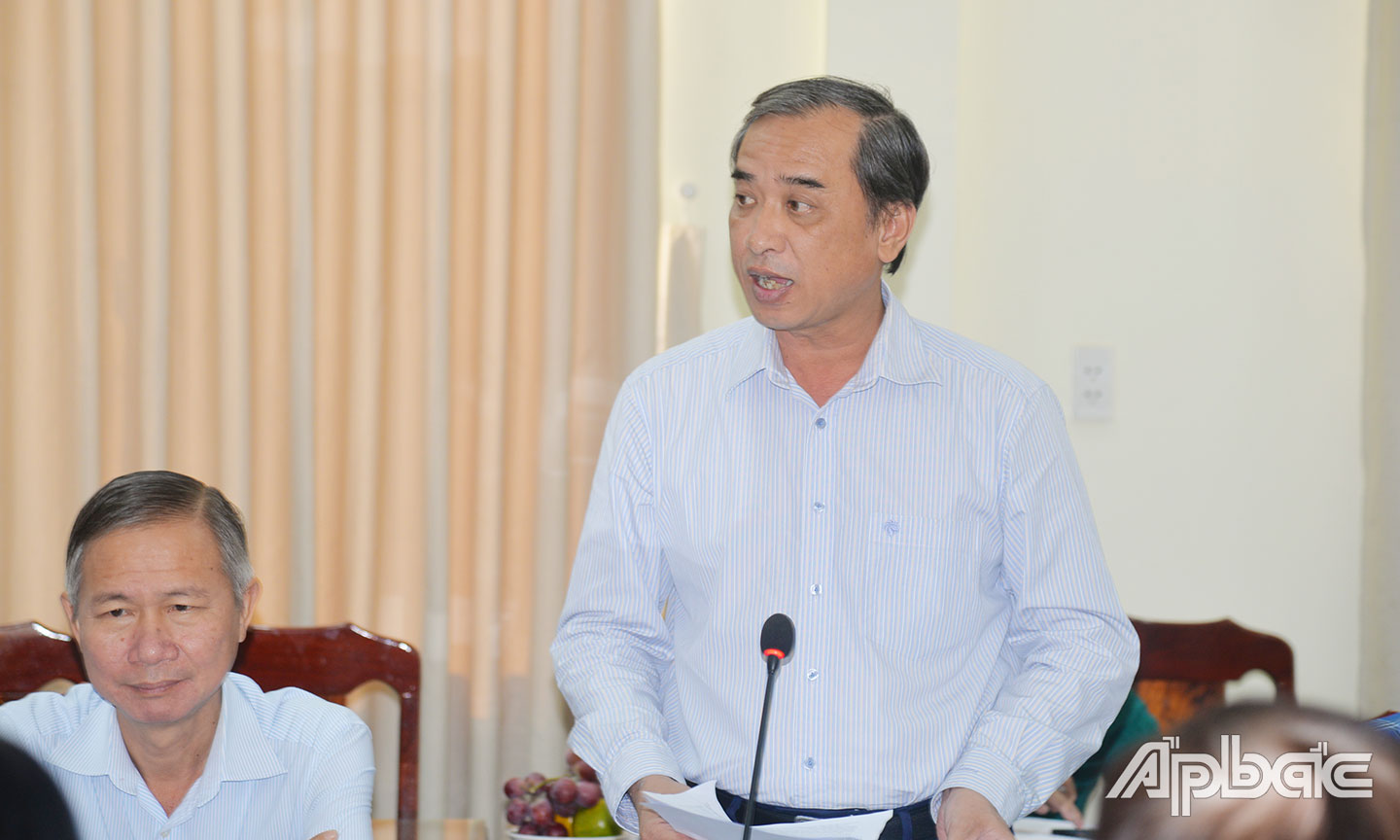 Phó chủ tịch UBND TP. Mỹ Tho trình bày công tác triển khgai thực hiện những dự án xây dựng cơ bản trên địa bàn thành phố