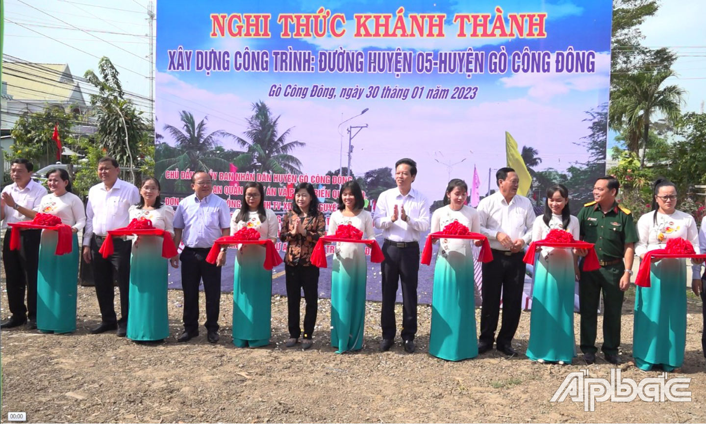 Lãnh đạo tỉnh và huyện Gò Công Đông tham gia nghi thức khánh thành công trình đường huyện 05.