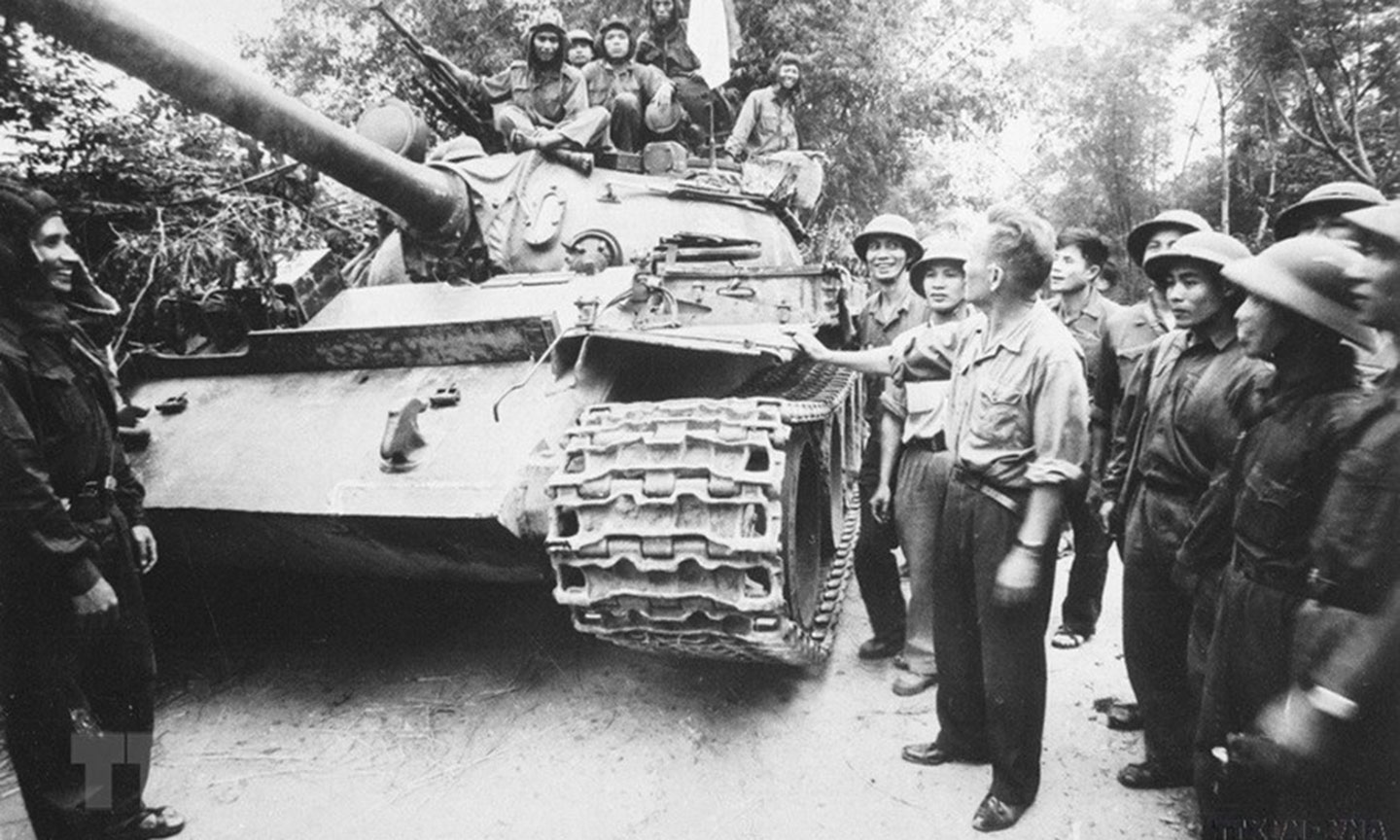 Thượng tướng Chu Huy Mân, Tư lệnh Quân khu 5 đến thăm đơn vị xe tăng T54 trước giờ tiến công vào giải phóng TP. Đà Nẵng năm 1975.
