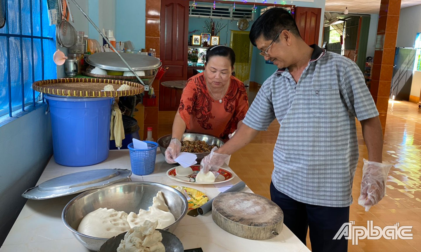 Chị Võ Thị Tiếm và chồng là anh Trương Văn Hai luôn san sẻ công việc gia đình với nhau. 