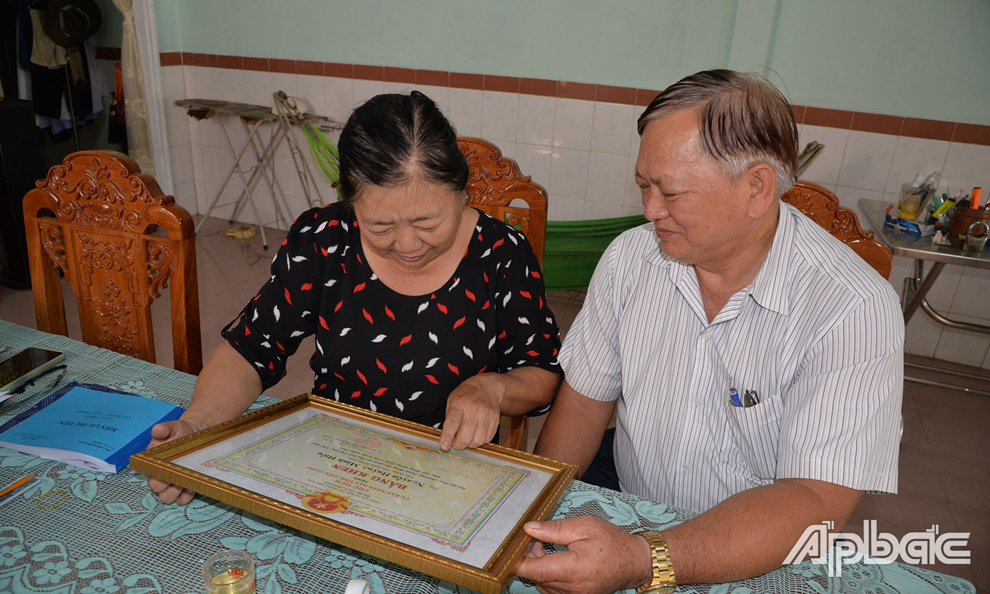 Niềm hạnh phúc của vợ chồng chú Tuấn khi các con có việc làm và đạt  thành tích trong công việc.