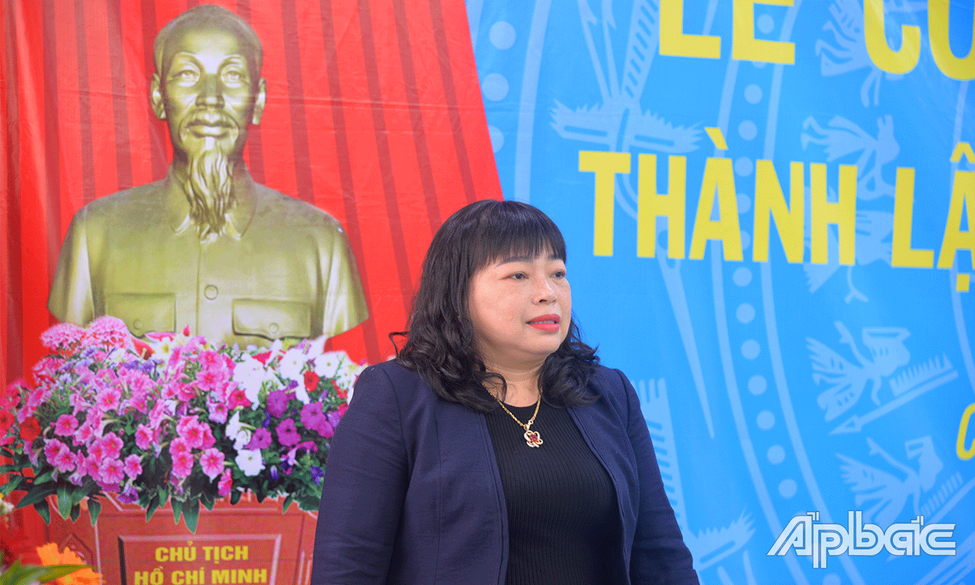 Bí thư Đảng uỷ khối Thái Ngọc Bảo Trâm phát biểu tại lễ công bố thành lập chi bộ.