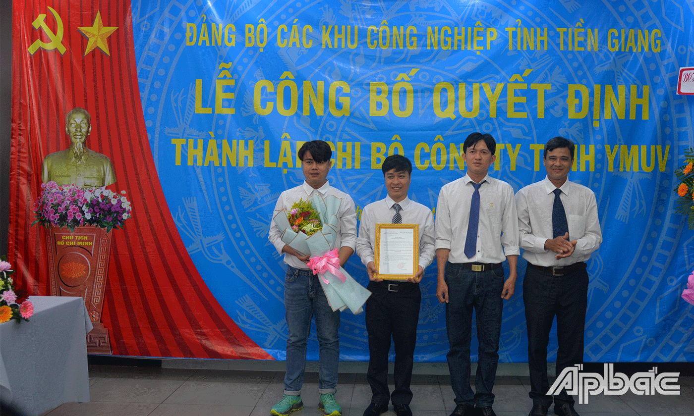 Đồng chí Trần Minh Diễn, Bí thư Đảng ủy các Khu công nghiệp tỉnh trao quyết định thành lập chi bộ bộ Công ty TNHH YMUV.