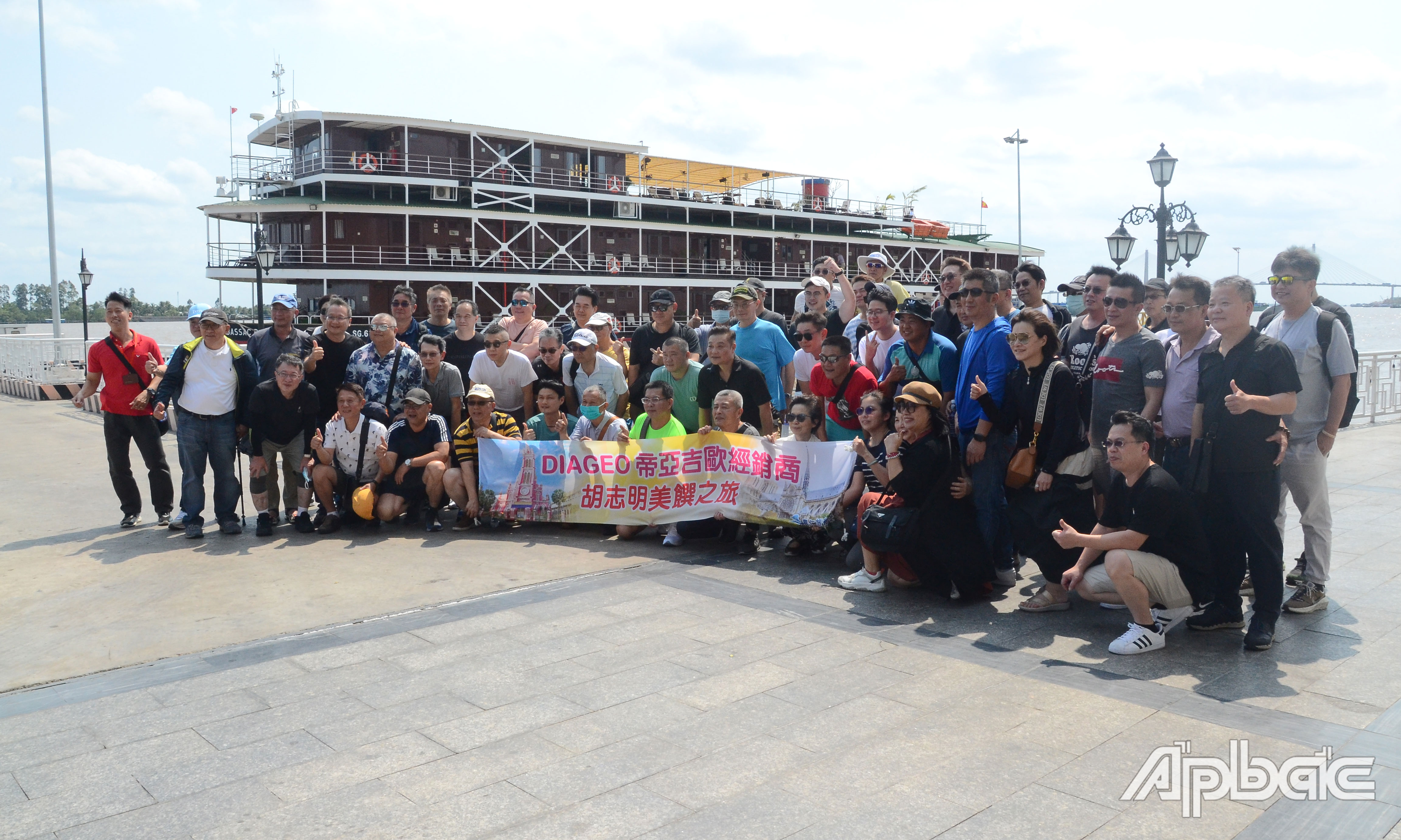 Khách du lịch Trung Quốc chụp ảnh lưu niệm tại Cảng Du thuyền Mỹ Tho.