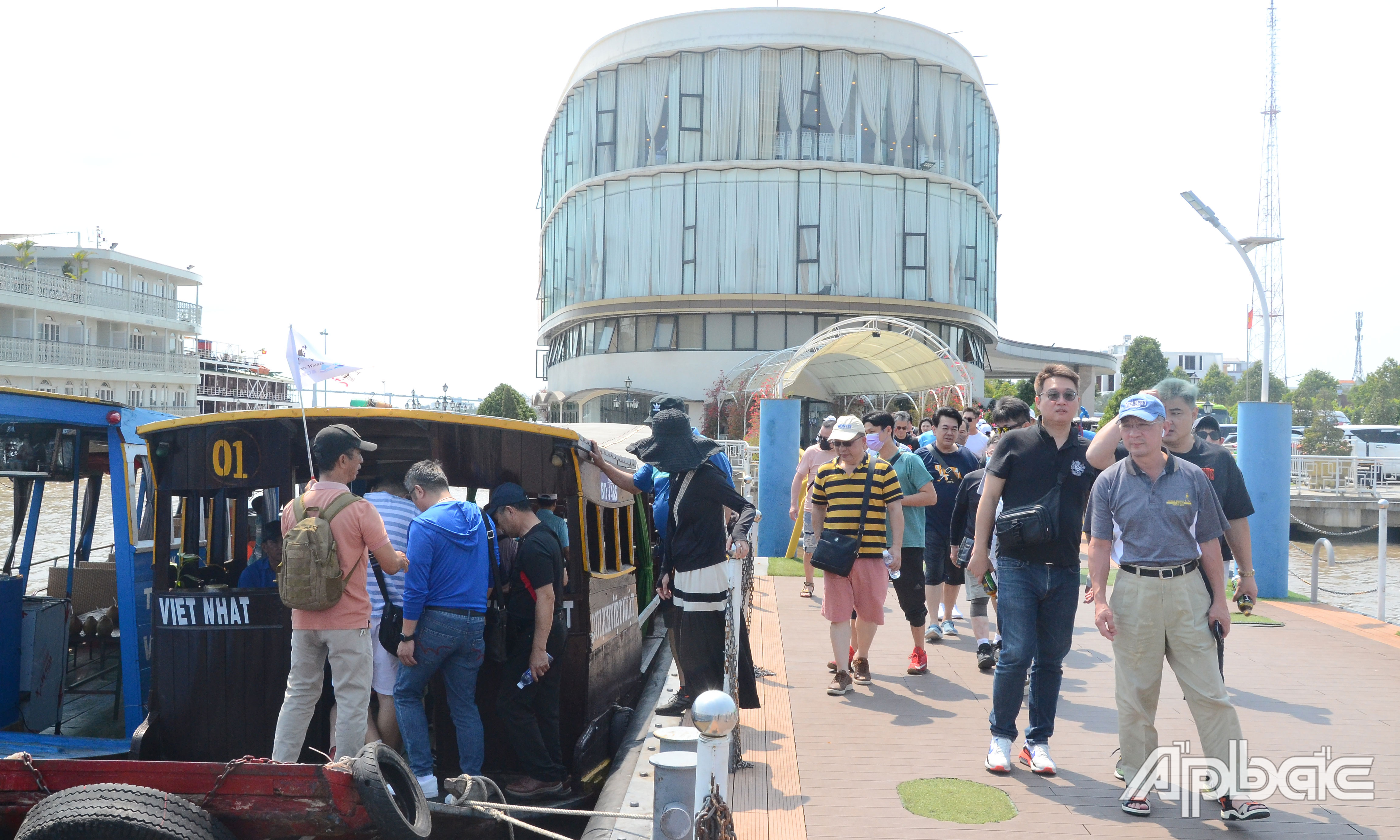 Khách du lịch Trung Quốc xuống tàu để đến cù lao Thới Sơn.