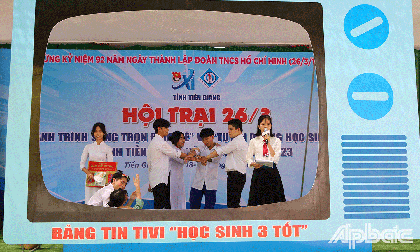 Đoàn viên, học sinh tham gia phần thi Bảng tin Tivi “Học sinh 3 tốt” 