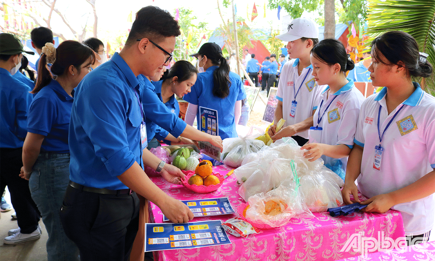 phiên chợ 4.0 (thanh toán tiền qua ứng dụng quét mã QR code, không sử dụng tiền mặt)