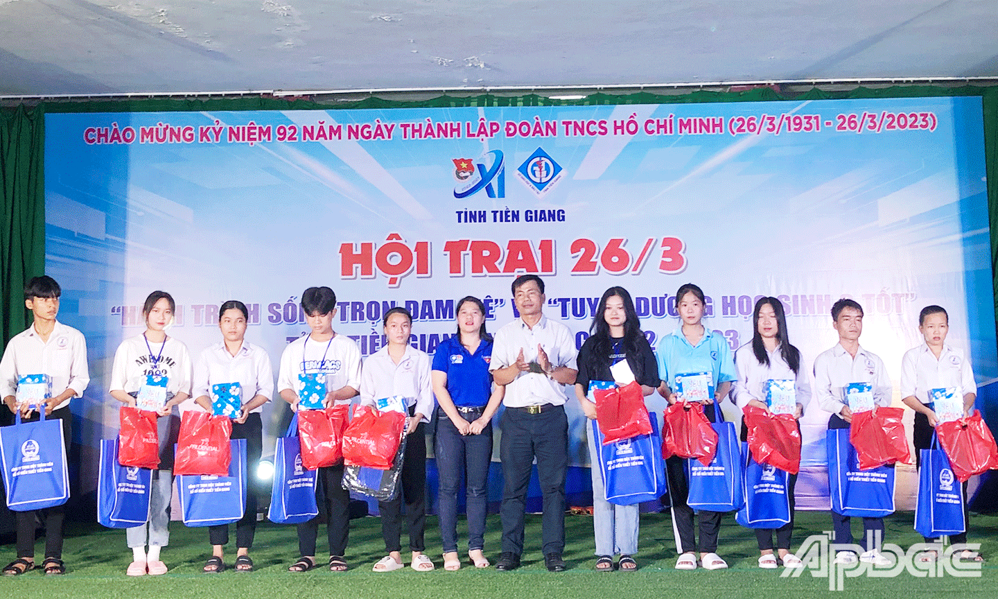 Trao tặng quà cho học sinh trên địa bàn huyện Tân Phước.