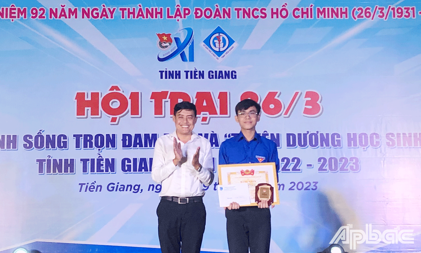 đồng chí Nguyễn Quang Minh – Bí thư Tỉnh đoàn trung ương Đoàn công nhận danh hiệu “Học sinh 3 tốt” cấp trung ương.