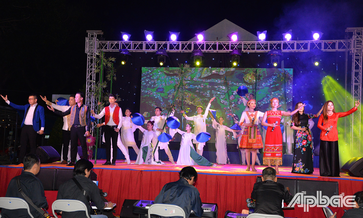 Hát múa Việt Nam quê hương tôi.