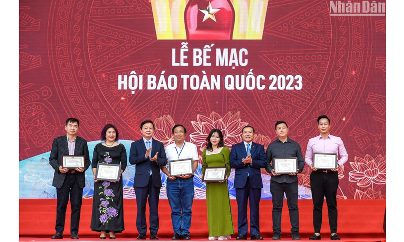 Trao giải A hạng mục Bìa báo Tết ấn tượng tại Hội Báo toàn quốc 2023. (Ảnh: THÀNH ĐẠT)