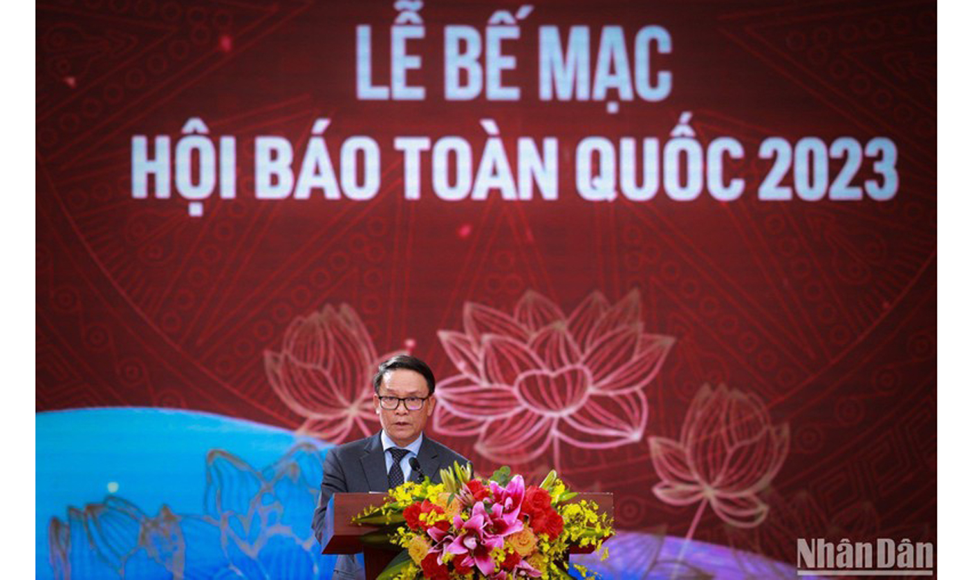 Phó Chủ tịch Thường trực Hội Nhà báo Việt Nam Nguyễn Đức Lợi phát biểu tại Lễ bế mạc Hội Báo toàn quốc năm 2023. (Ảnh: THÀNH ĐẠT)