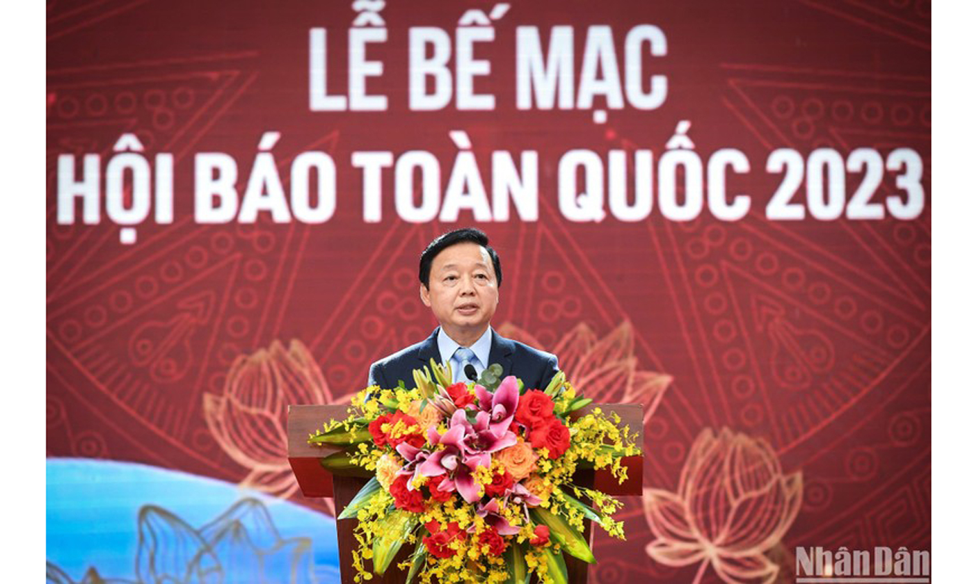 Phó Thủ tướng Trần Hồng Hà phát biểu tại Lễ bế mạc Hội Báo toàn quốc năm 2023. (Ảnh: THÀNH ĐẠT)