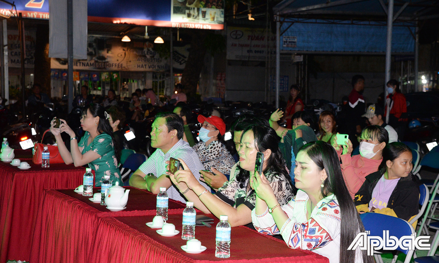 Chương trình thu hút đông đảo người dân đến xem