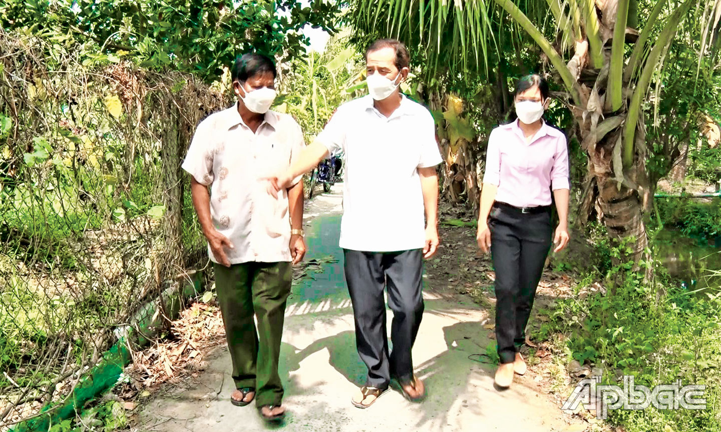 Cán bộ xã và Ban lãnh đạo ấp Phú Mỹ, xã Phú Quý vận động người dân hiến đất làm đường giao thông nông thôn.