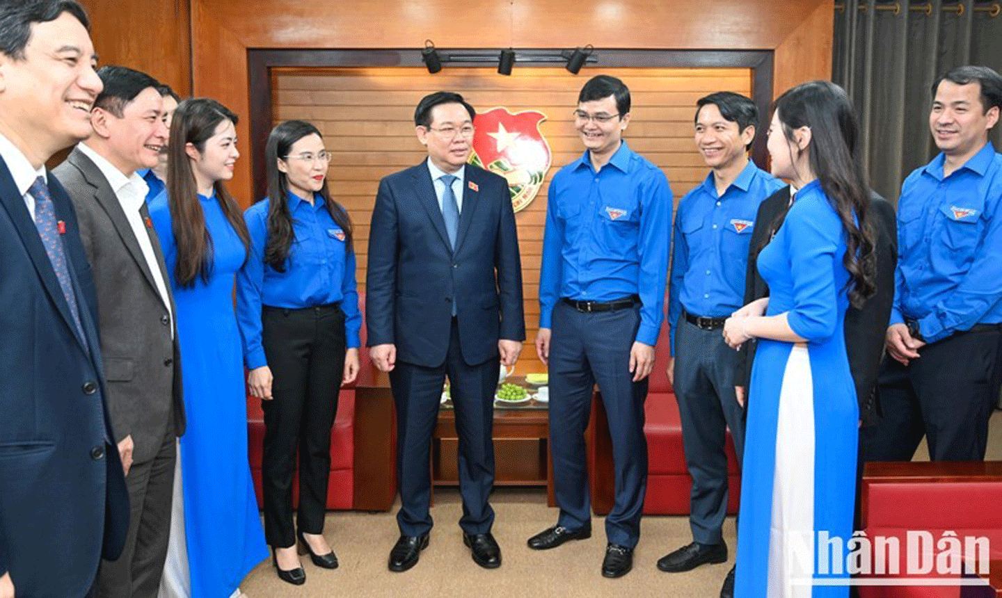 Chủ tịch Quốc hội Vương Đình Huệ trò chuyện với các đại biểu. (Ảnh: DUY LINH)