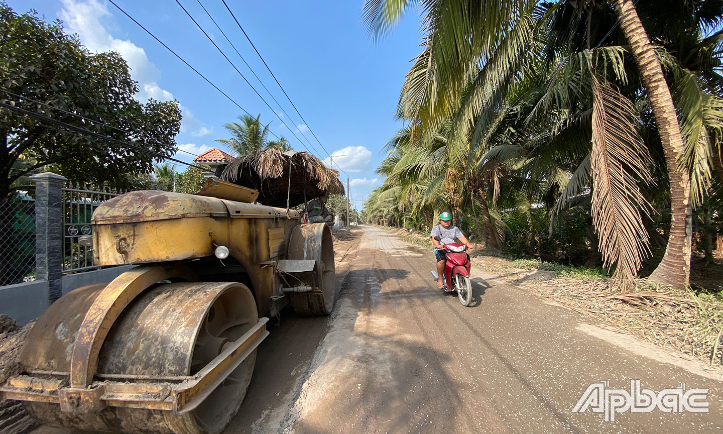 Công ty xây dựng Thiên Thuận khẩn trương thi công đường huyện 36 nhằm hoàn thành tiến độ xây dựng Châu Thành đạt chuẩn huyện NTM năm 2023.                                                                        Ảnh: TUẤN LÂM