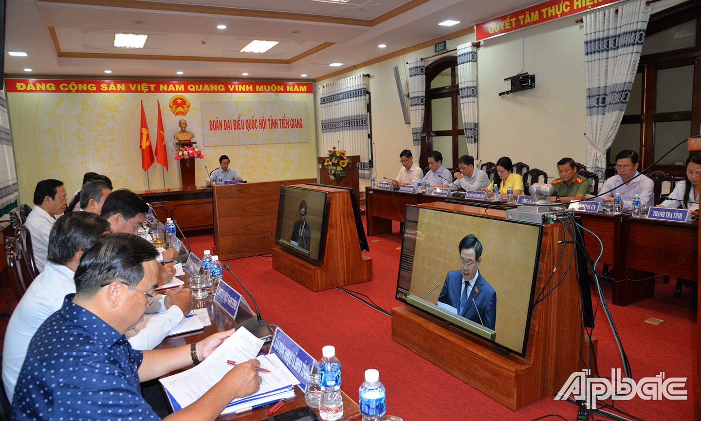 Quang cảnh phiên chất vấn tại điểm cầu Tiền Giang.