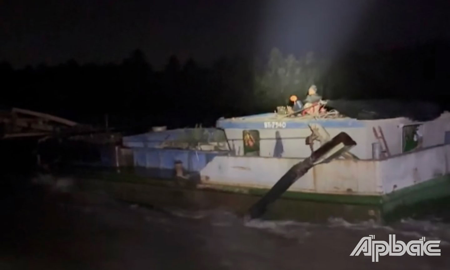 Truy bắt cát tặc trên sông Tiền.