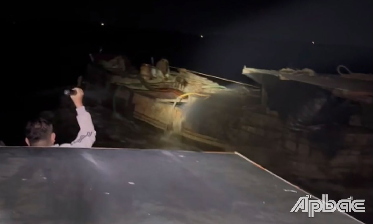 Bắt quả tang phương tiện khai thác cát trái phép.