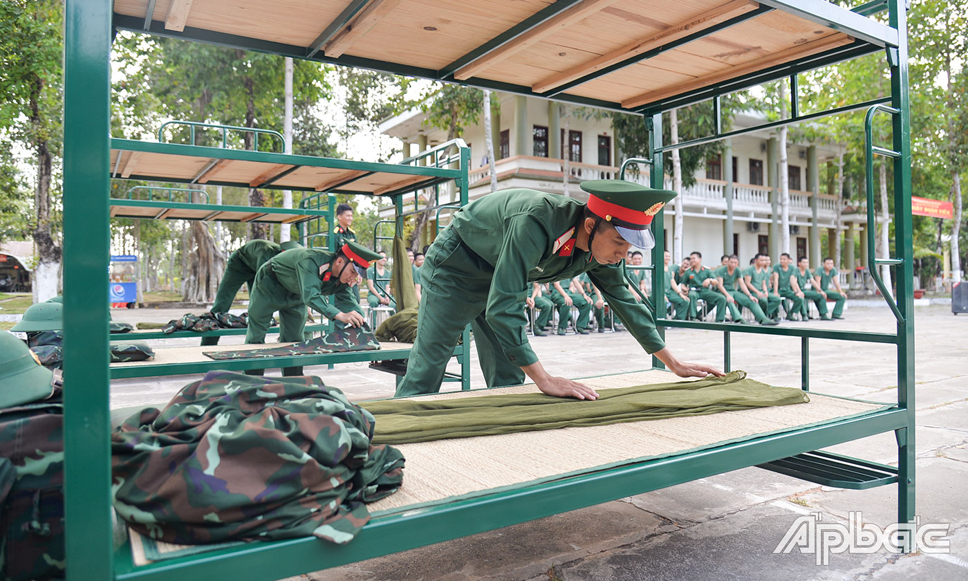 Chiến sĩ mới  tham gia Hội thi “xếp nội vụ đẹp”.