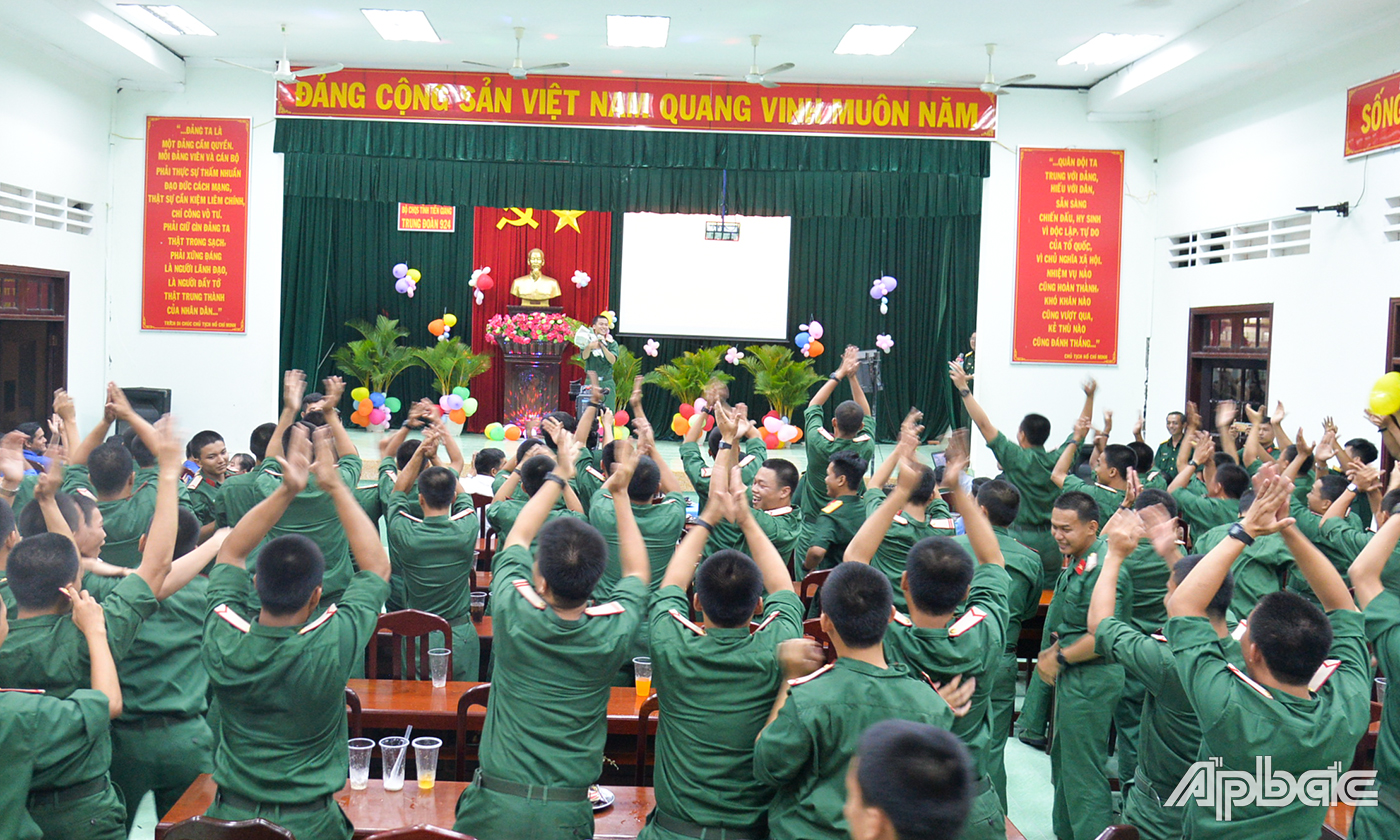 Sôi nổi phần thi tài năng của chiến sĩ mới.