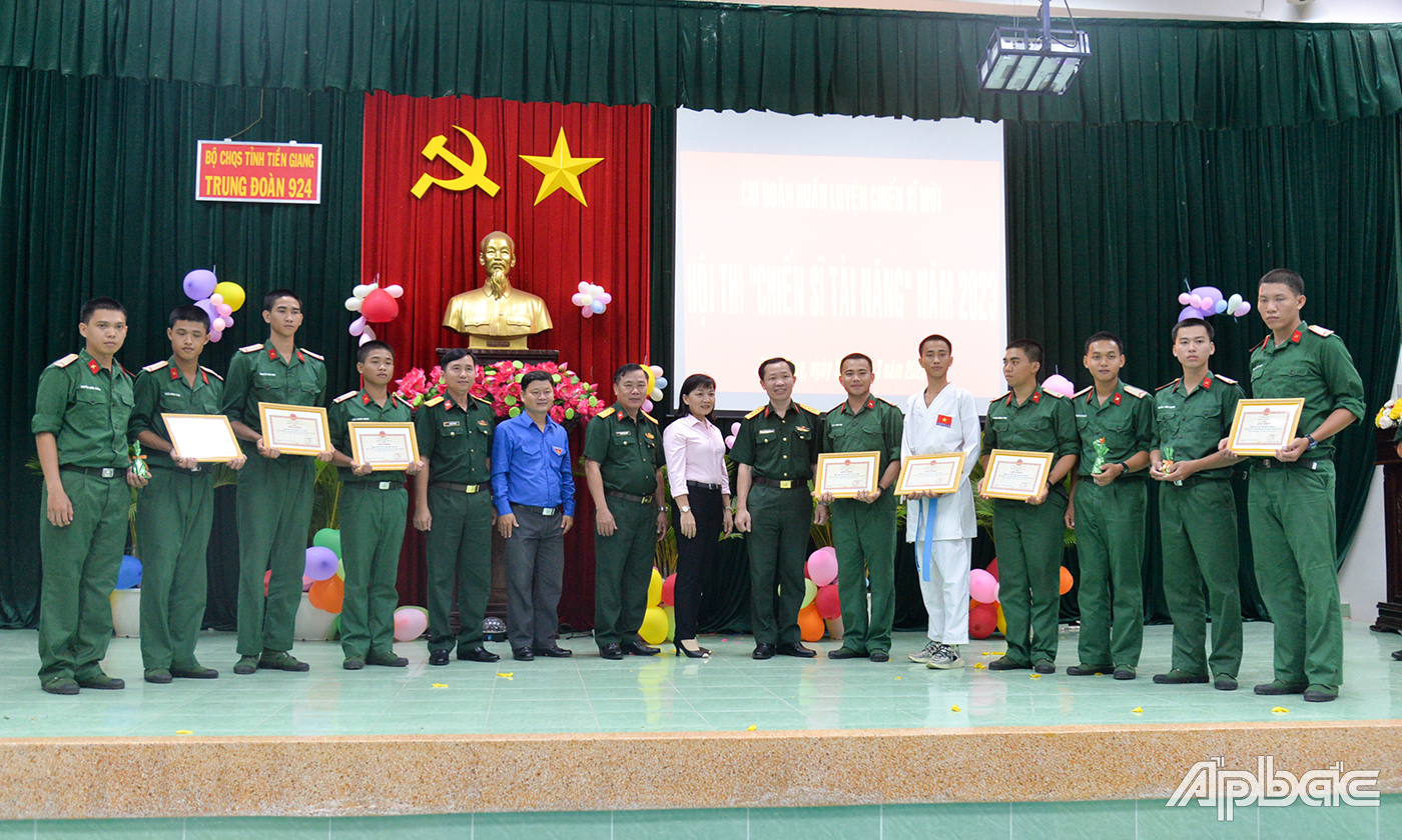 Khen thưởng cho các chiến sĩ trong hội thi 