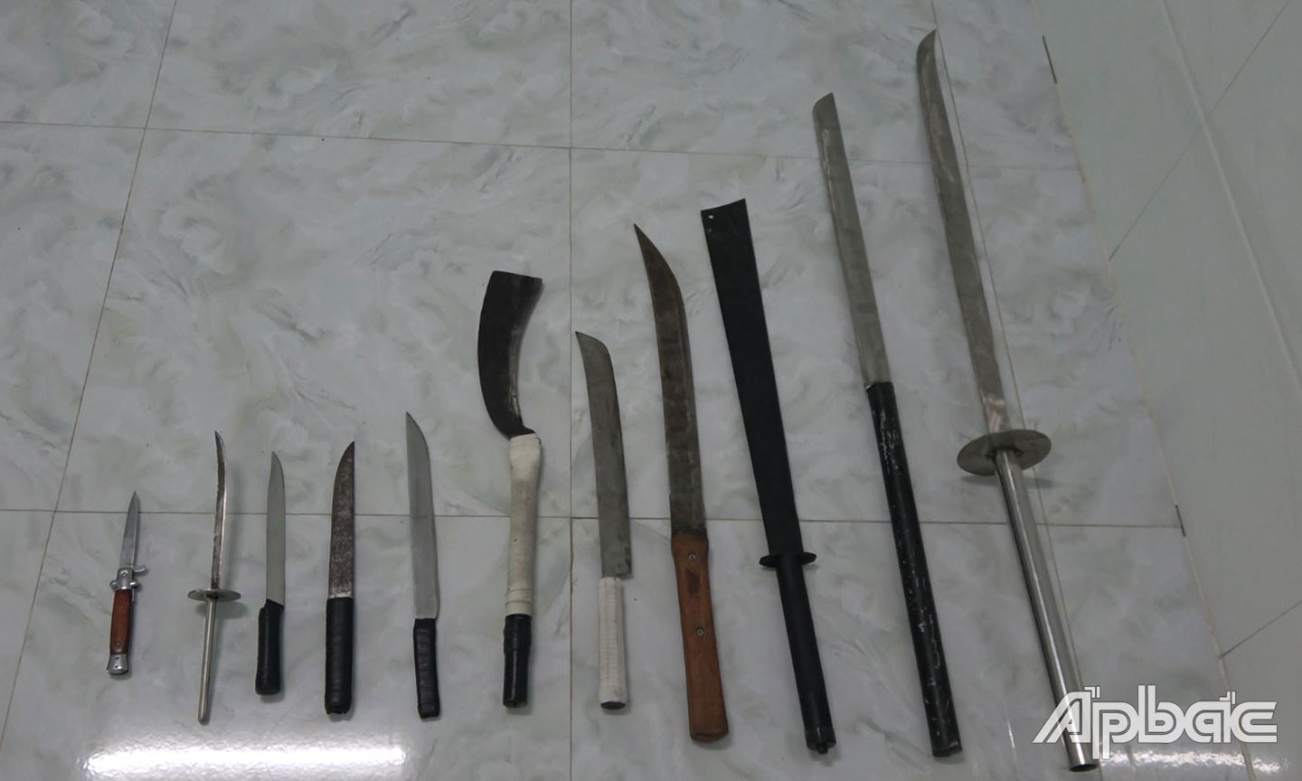 Số dao tự chế bị tạm giữ.