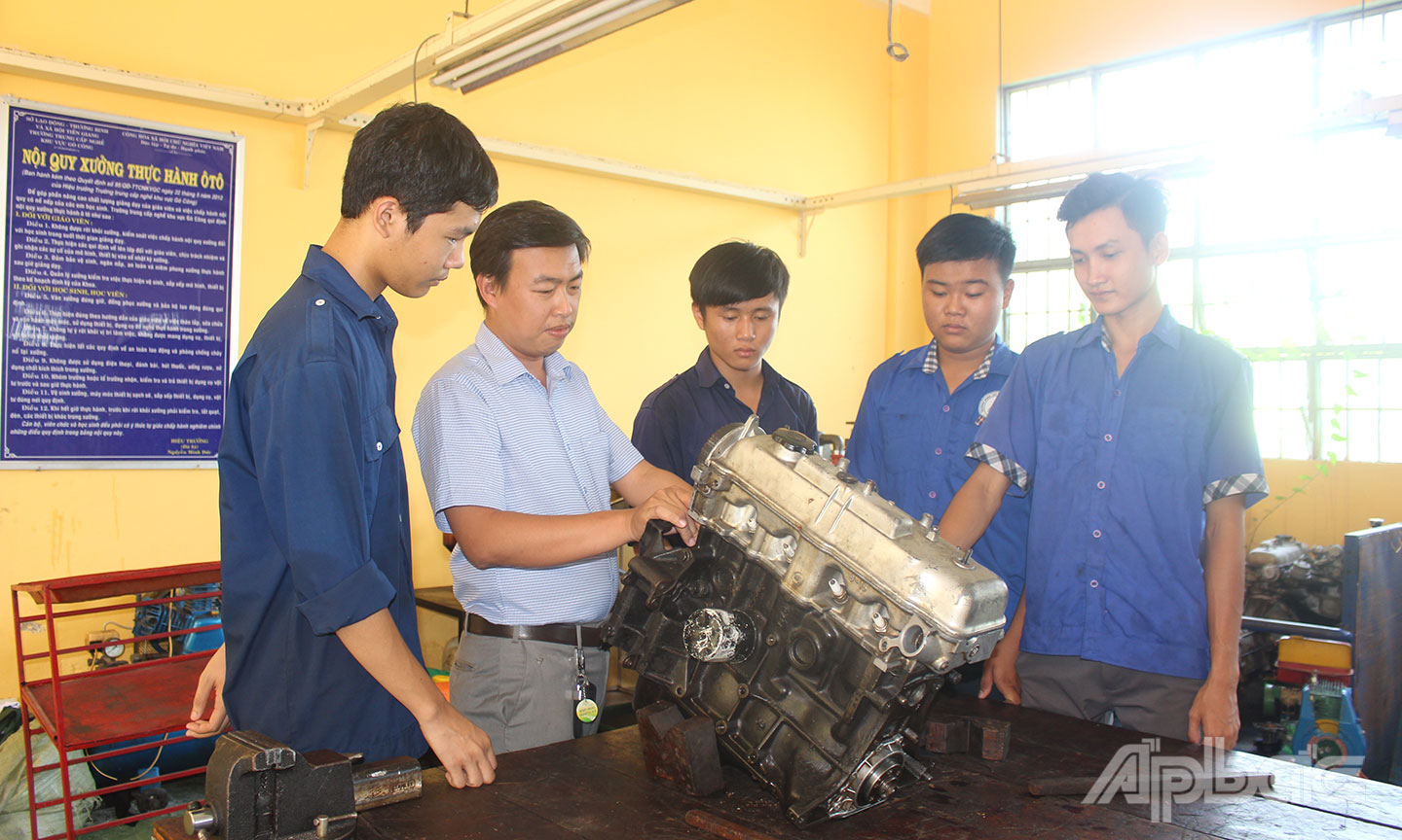 Chất lượng giáo dục ở các cơ sở giáo dục nghề nghiệp ngày càng được nâng lên. (Ảnh chụp tại Trường Trung cấp Gò Công).