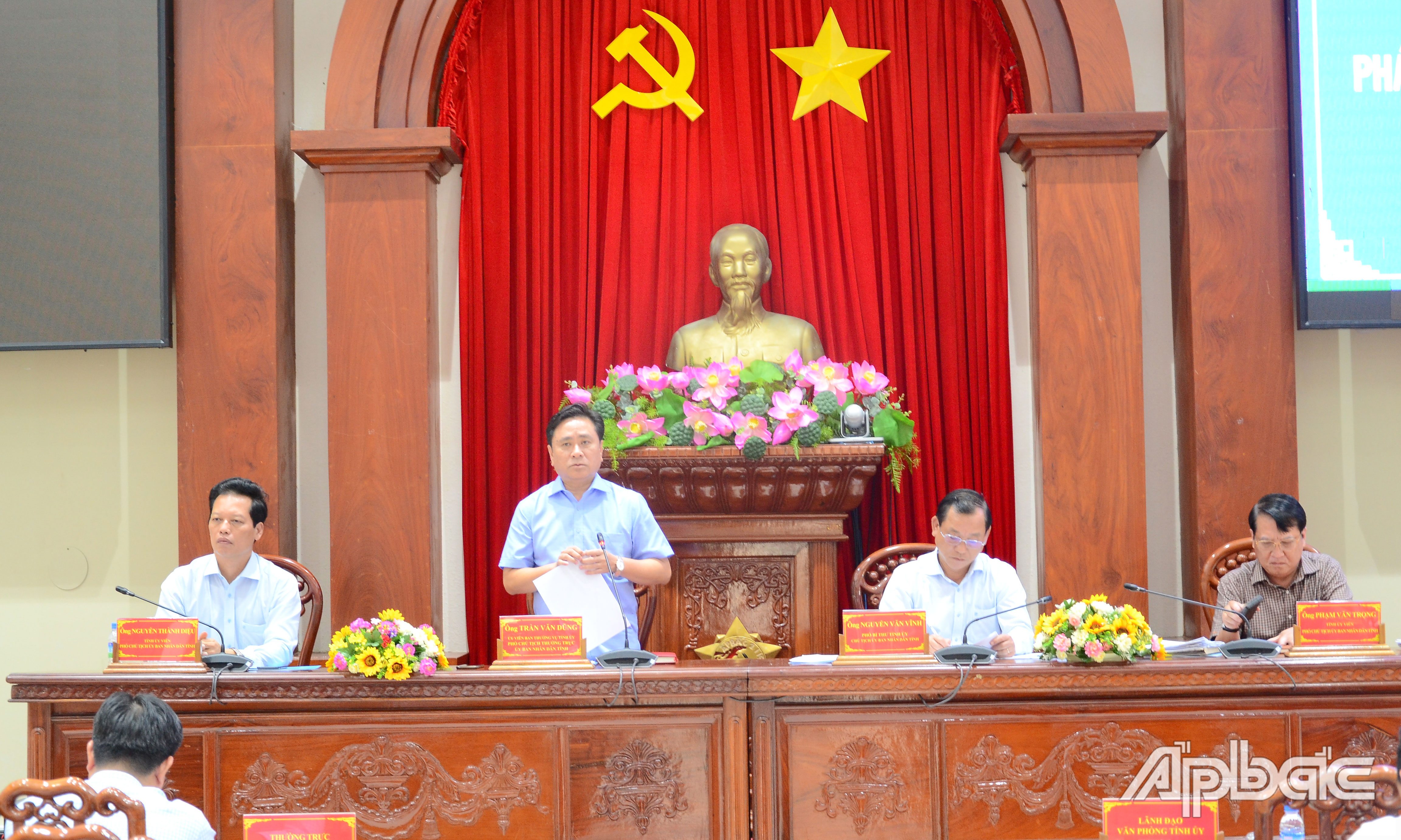 Phó Chủ tịch Thường trực UBND tỉnh Trần Văn Dũng phát biểu tại hội nghị.