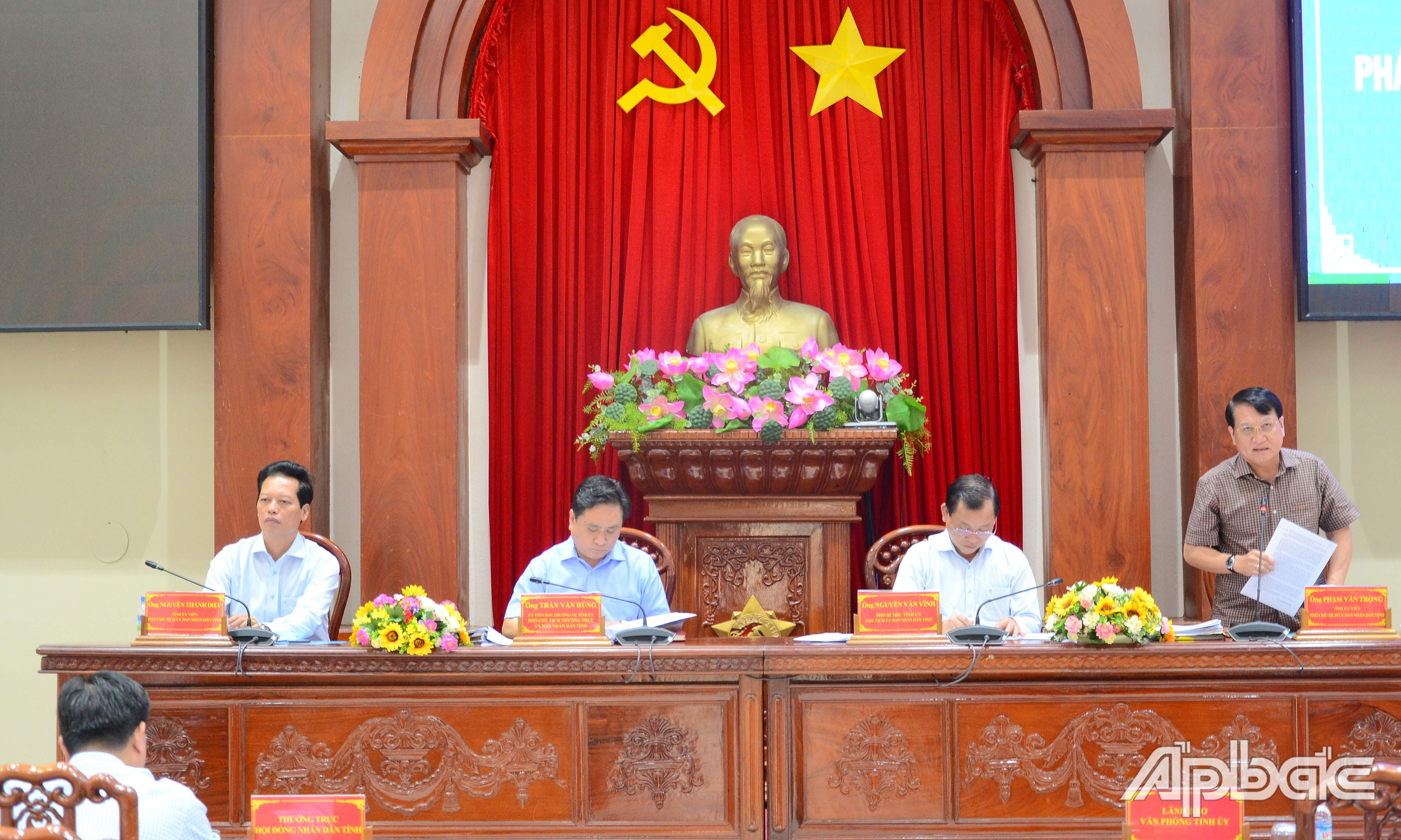 Phó Chủ tịch UBND tỉnh Phạm Văn Trọng phát biểu tại hội nghị.