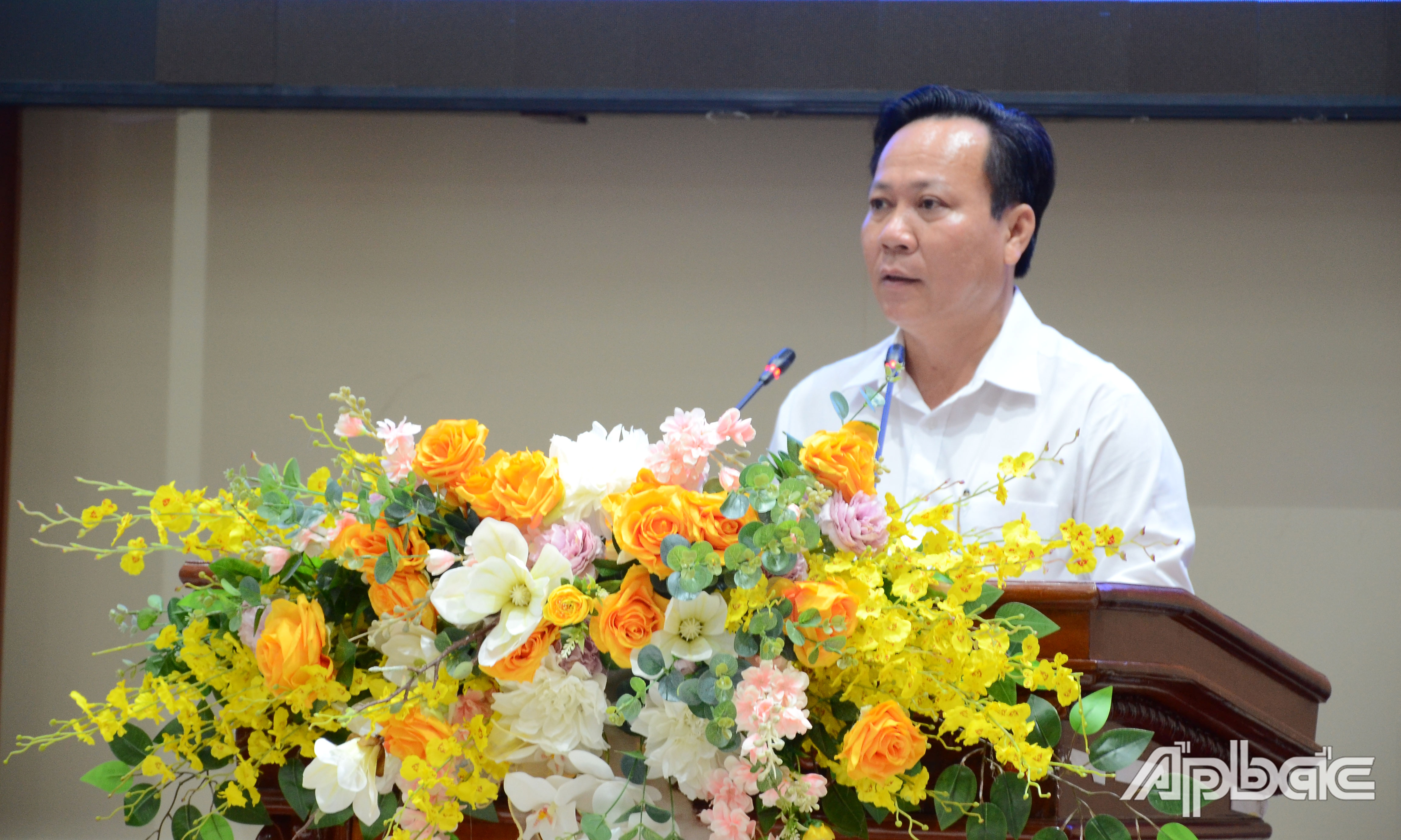 Chủ tịch UBND TX. Gò Công Giản Bá Huỳnh phát biểu tại hội nghị.