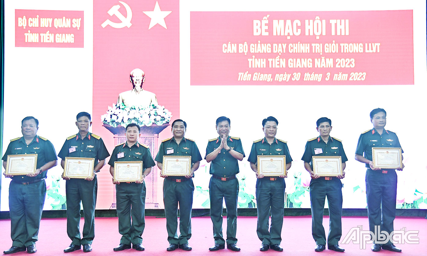 Đại tá Cao Văn Thảo, Chủ nhiệm Chính trị Bộ CHQS tỉnh tặng Giấy khen cho các cá nhân đạt giải ở nhóm 1.