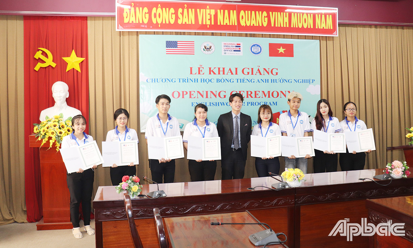 các bạn học viên tiến lên phía trước để nhận chứng nhận được tham gia khóa học từ phía Đại sứ quán Hoa Kỳ tại Việt Nam.