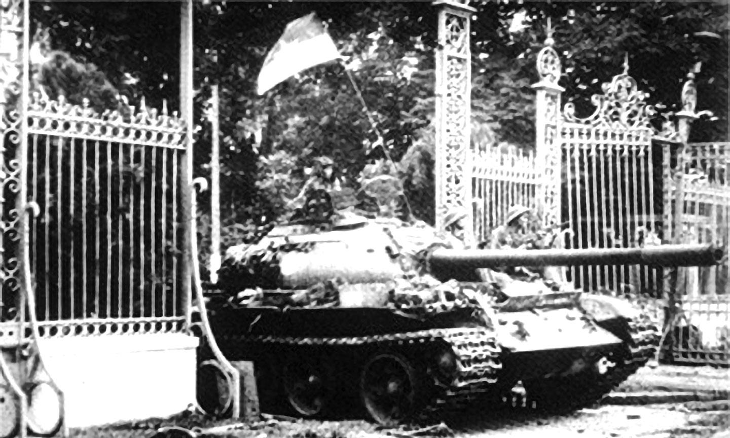 Xe tăng Quân giải phóng húc đổ cổng Dinh Độc Lập trưa ngày 30-4-1975 (ảnh tư liệu).