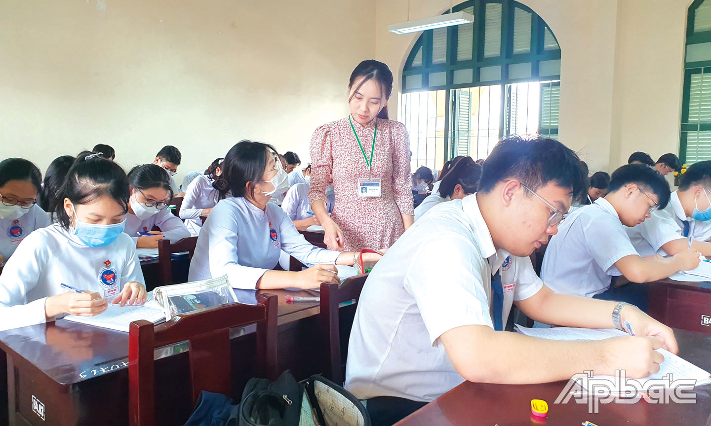 Học sinh lớp 12, Trường THPT Nguyễn Đình Chiểu trong giờ học chính khóa năm học 2022 - 2023.