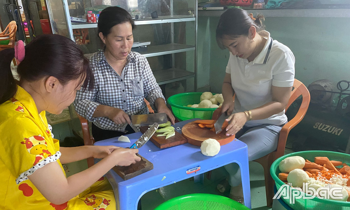 Các cô, chị sơ chế nguyên liệu để nấu những “bát cháo chay 0 đồng” cho những hoàn cảnh khó khăn.