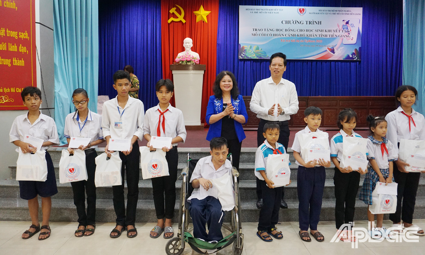 Đồng chí Trần Thị Dung và Nguyễn Thành Diệu trao học bổng cho học sinh khuyết tật, mồ côi có hoàn cảnh khó khăn