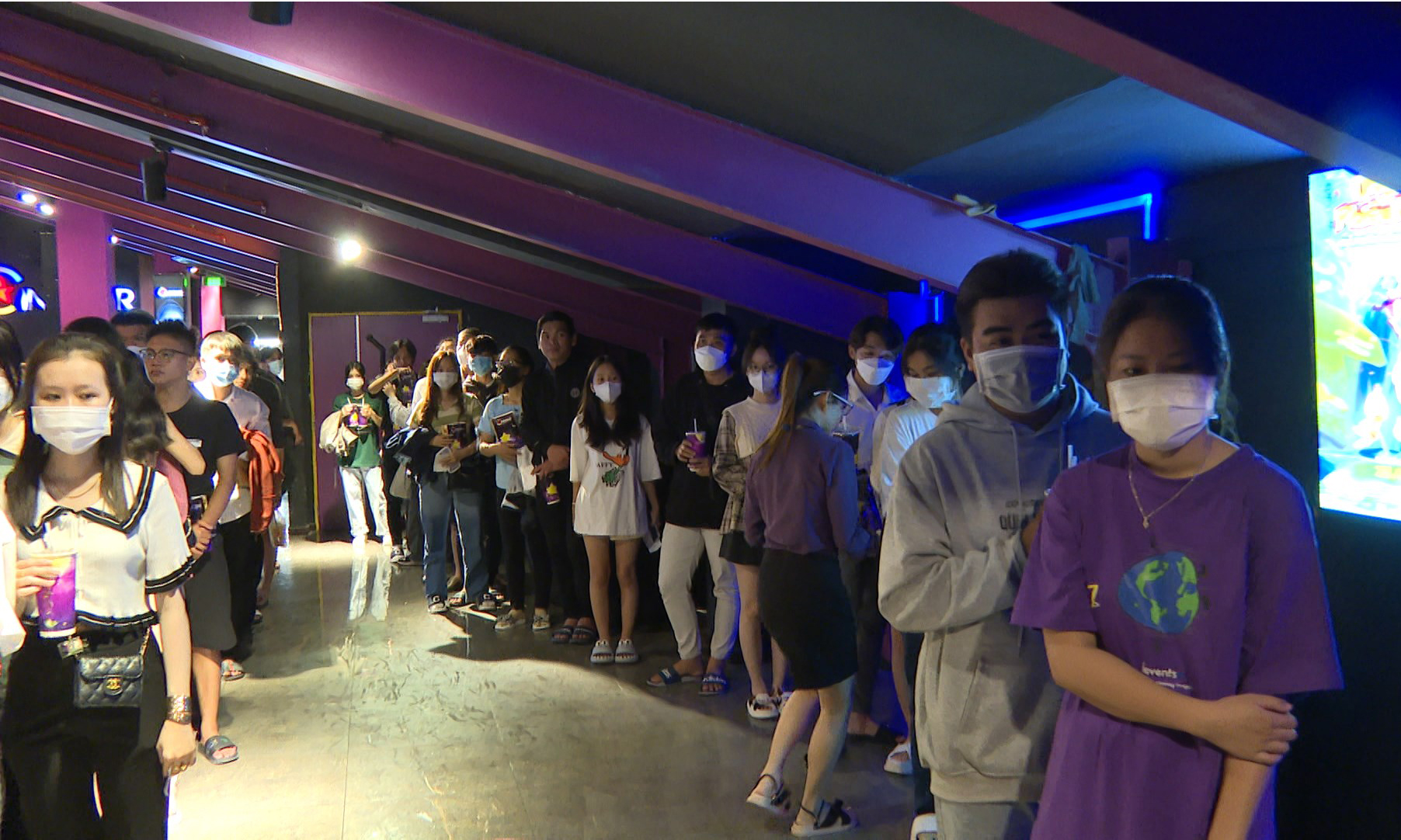 Đông đảo khán giả, nhất là giời trẻ đến xem phim tại Rạp chiếu phim Cinestar Mỹ Tho.