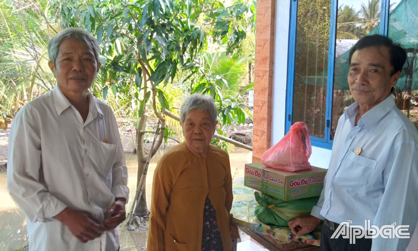 CCB Đoàn Công Trực tặng quà cho gia đình khó khăn tại địa phương.