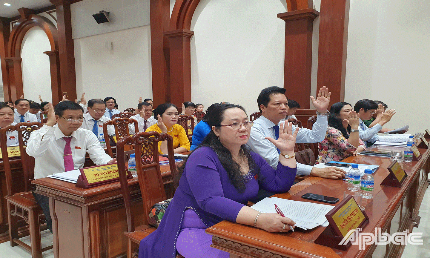 Các đại biểu HĐND biểu quyết thông qua Nghị quyết tại kỳ họp.