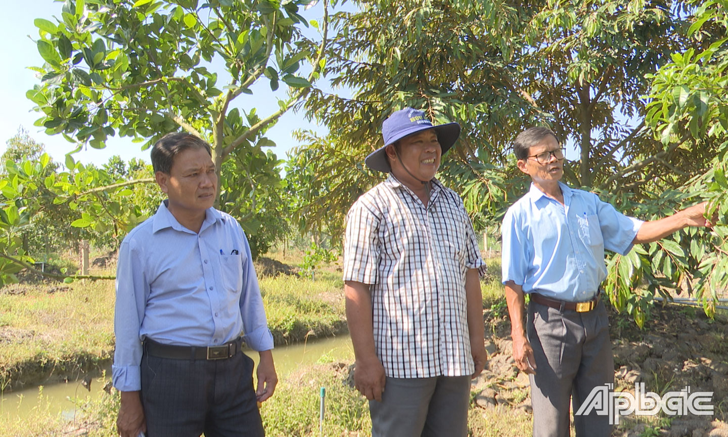Ông Đức (giữa) chia sẻ kinh nghiệm sản xuất cùng hội viên cựu chiến binh.