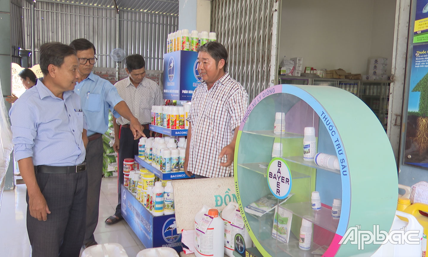 Hình 2: Ông Hữu Đức (áo sọc) chia sẻ về cách dùng phân thuốc hiệu quả. 