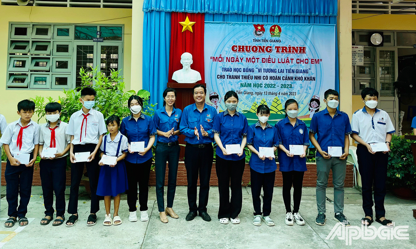 Ban tổ chức trao tặng học bổng “Vì tương lai Tiền Giang” cho 11 em thanh thiếu nhi có hoàn cảnh khó khăn, năm học 2022-2023