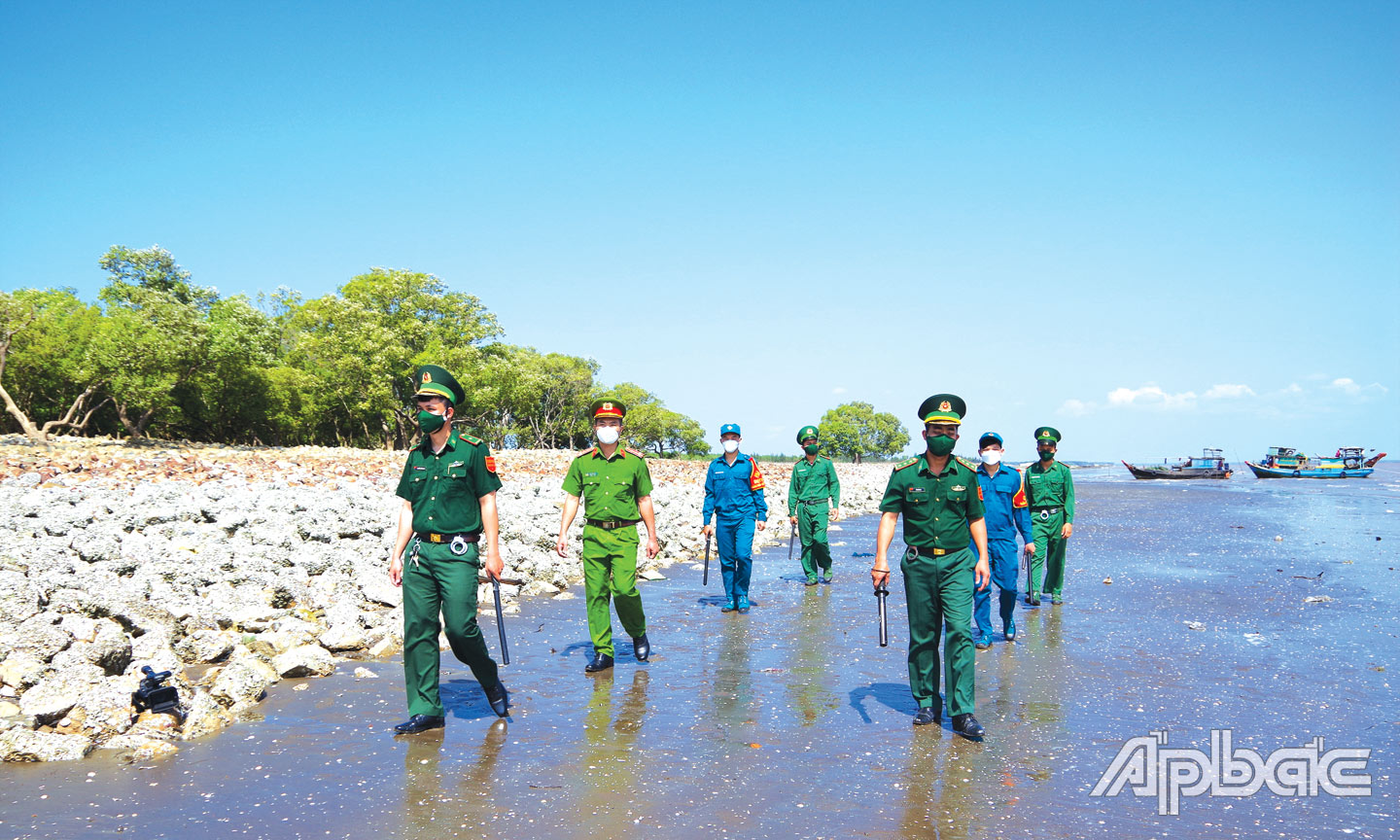 BĐBP Tiền Giang phối hợp với lực lượng Công an, Quân sự tuần tra bảo vệ khu vực biên giới biển. Ảnh: Đ. PHÁT