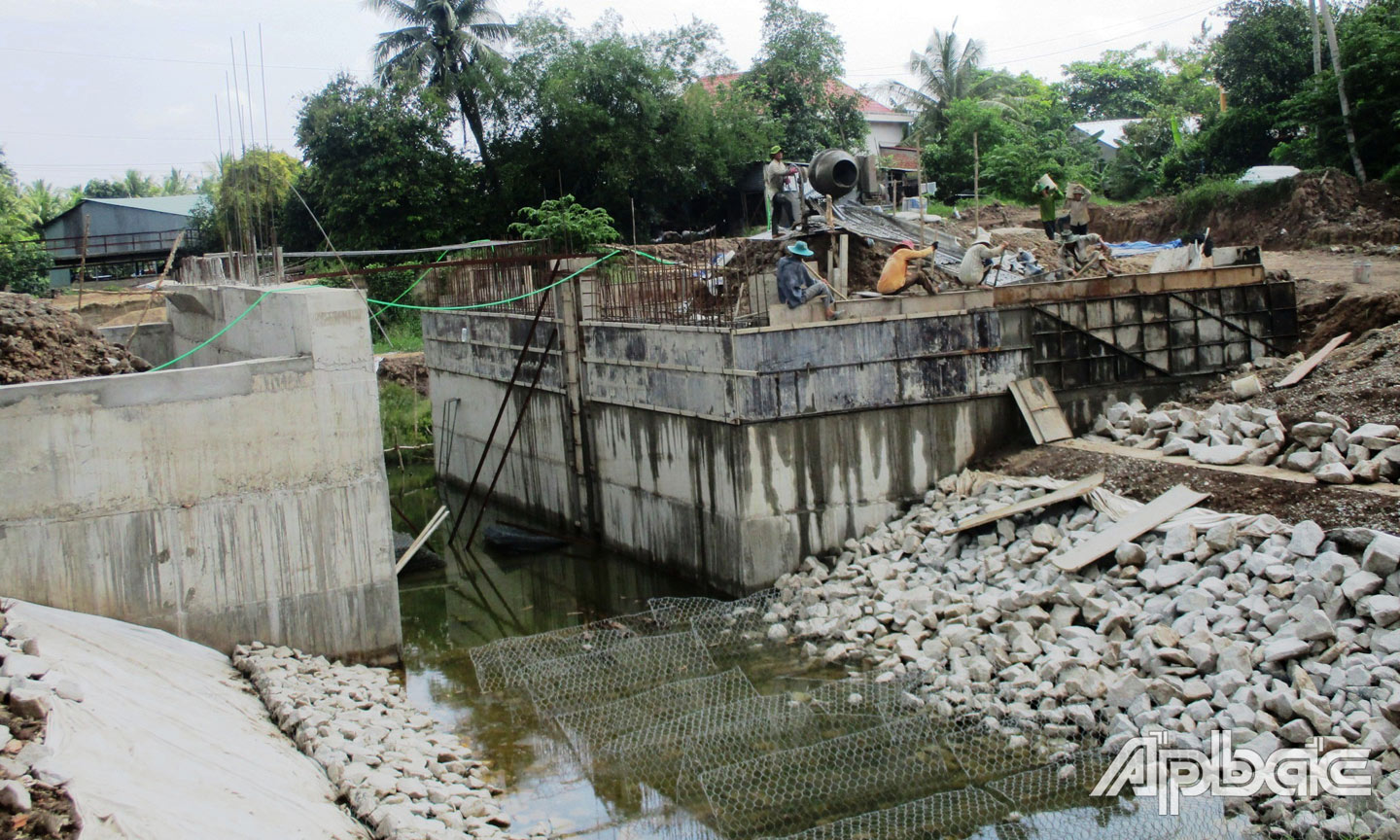 Thực hiện Chương trình mục tiêu quốc gia xây dựng nông thôn mới, huyện Cai Lậy đầu tư hoàn thiện hệ thống thủy lợi.