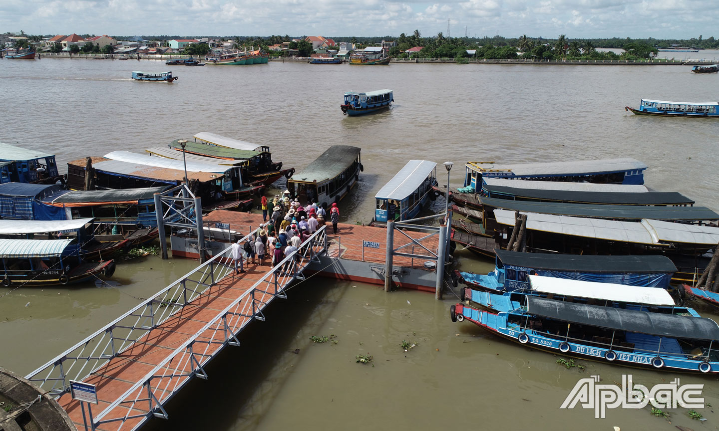 Du khách tham quan sông nước Tiền Giang qua Bến tàu thủy du lịch Mỹ Tho. Ảnh: Minh Thành
