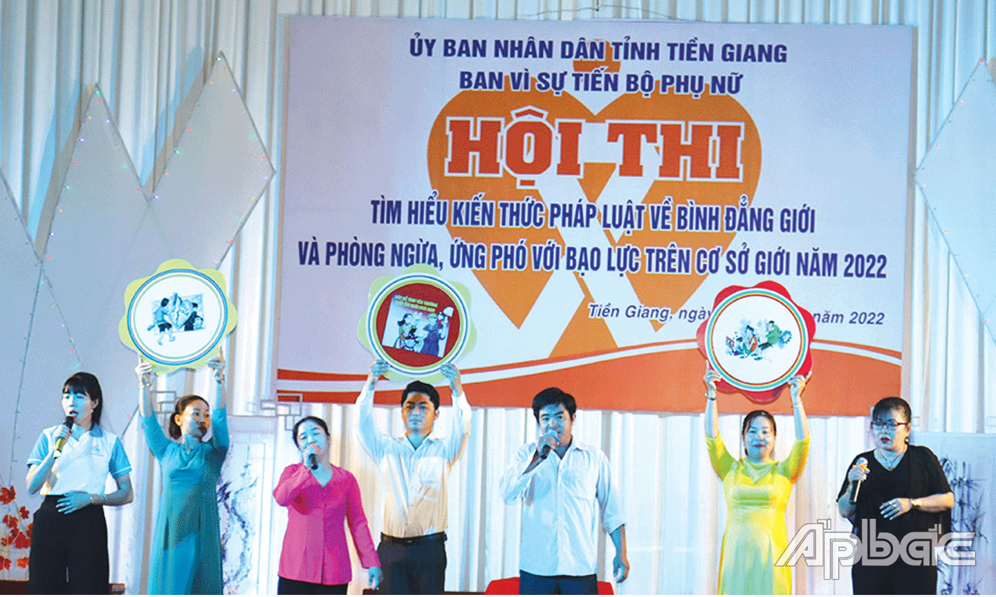 Ban Vì sự tiến bộ của phụ nữ tỉnh Tiền Giang tổ chức Hội thi Tìm hiểu kiến thức pháp luật về bình đẳng giới và phòng ngừa, ứng phó với bạo lực trên cơ sở giới năm 2022. Ảnh: NHƯ NGỌC