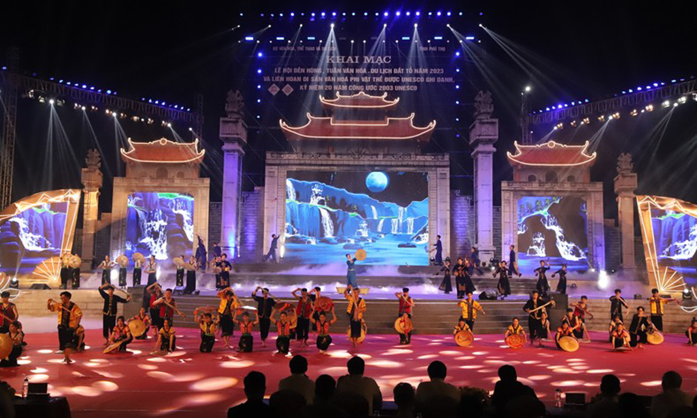 Một tiết mục văn nghệ đặc sắc thuật trình diễn tại đêm khai mạc.