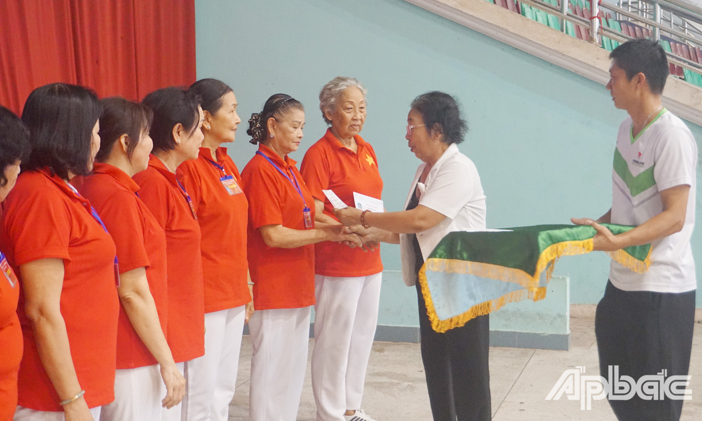 Ban Tổ chức trao Giấy chứng nhận cho các học viên